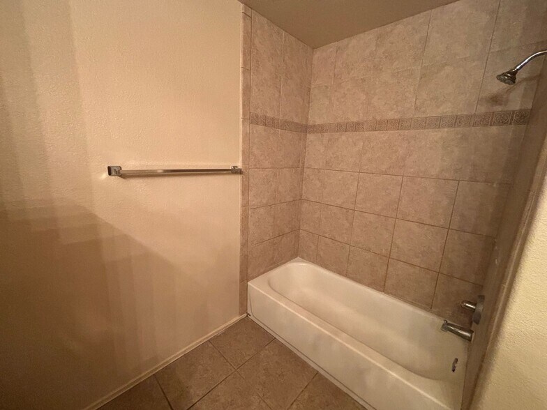 Building Photo - 1257 E Weimer Cir