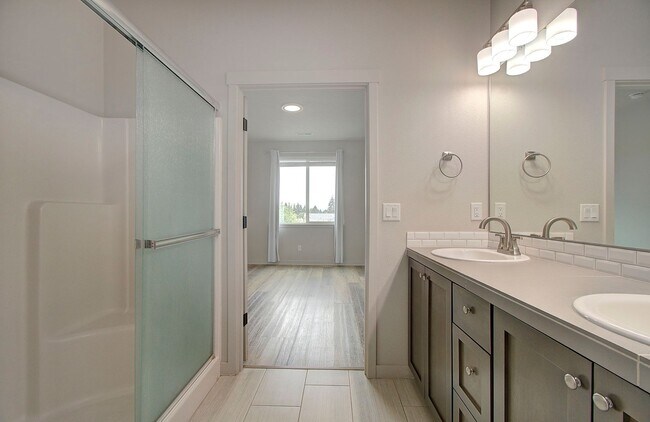 Building Photo - 3bd 2.5ba Daylight Ranch Home on Corner Lot