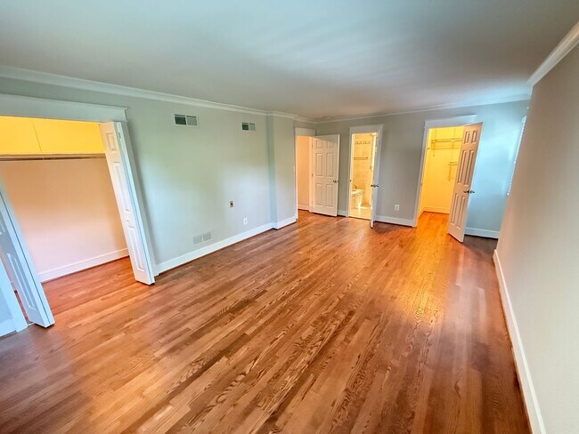 Building Photo - Renovated 4 Bed, 2.5 Bath in Wyngate WITH ...