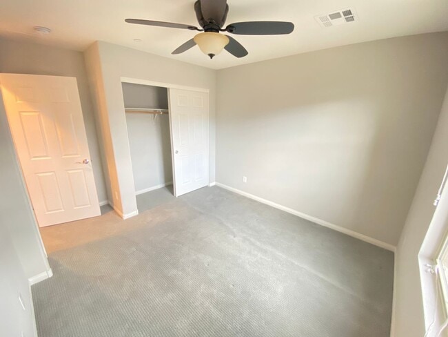 Building Photo - Gorgeous 3Bed/4Bath/2Car, 3-Story Townhome nestled in this beautiful Summerlin West Gated Communi...