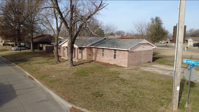 Building Photo - 4 BedroomHome Available!