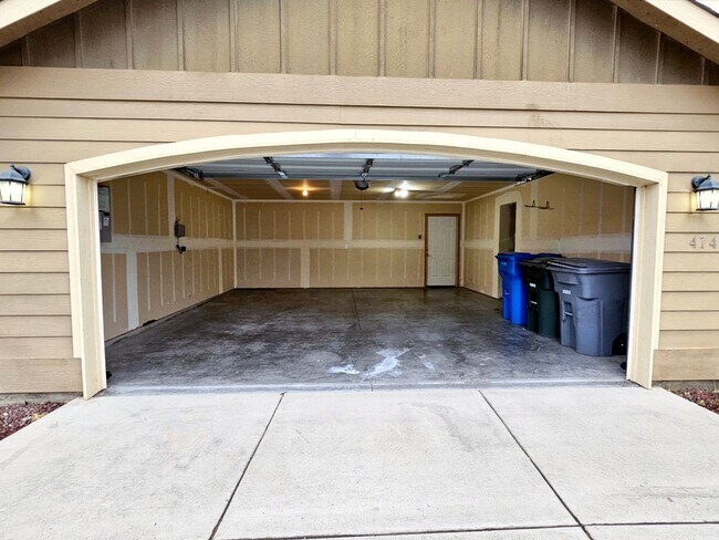 Building Photo - *360 TOUR AVAILABLE* Spacious Ranch-Style ...
