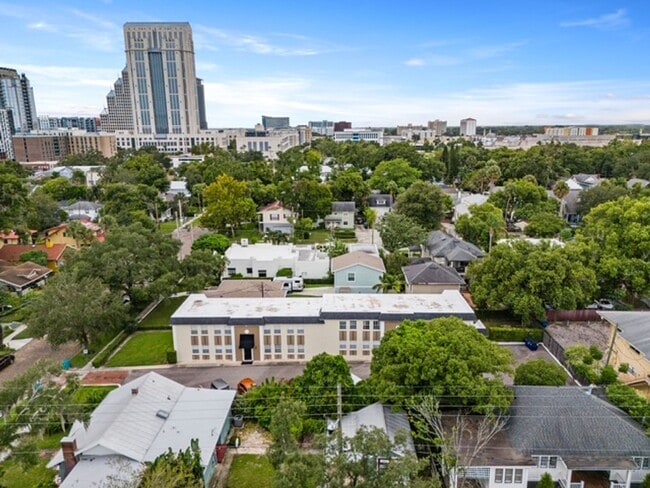 Building Photo - Orlando - 2 Bedroom, 1 Bathroom - $1995.00