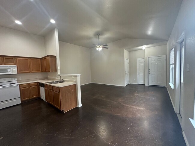 Building Photo - Townhome for rent