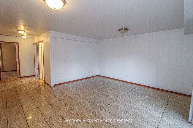 Building Photo - Bright and Spacious 5 bed Home - Steps from Martha Lake Airport!