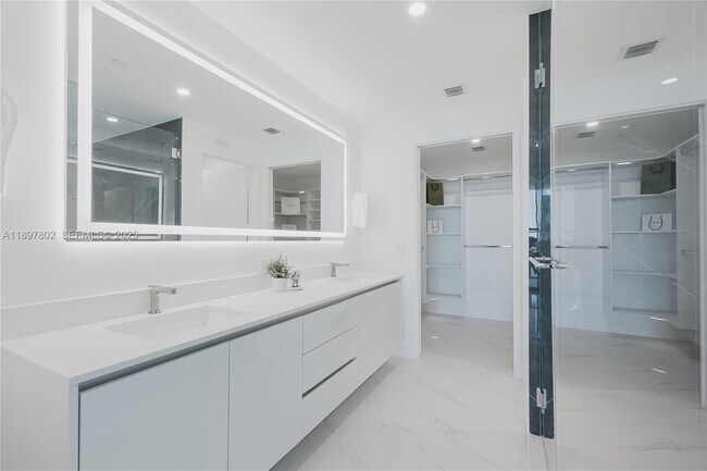 Building Photo - 700 NE 24th St