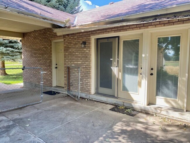Building Photo - Beautiful home single level entry with out buildings and amazing landscaping - shorter term lease...