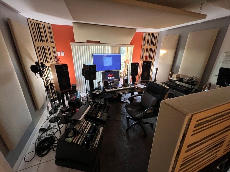 Building Photo - 6301 N Falls Cir Dr