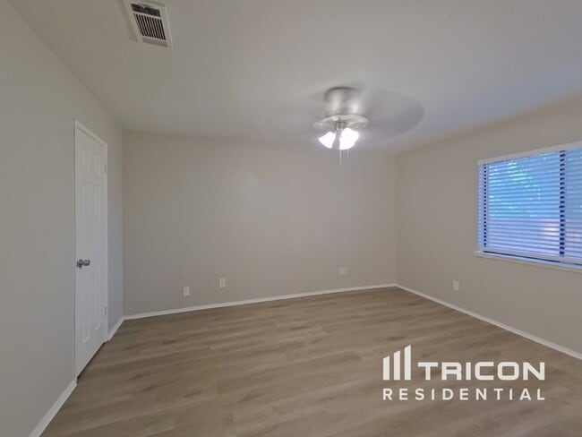 Building Photo - 1005 Llano Trail