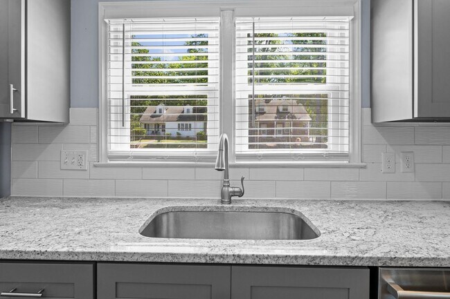 Building Photo - Beautiful 2 bedroom, 1 bath home near Downtown Durham, High-end Finishes and fenced-in backyard!