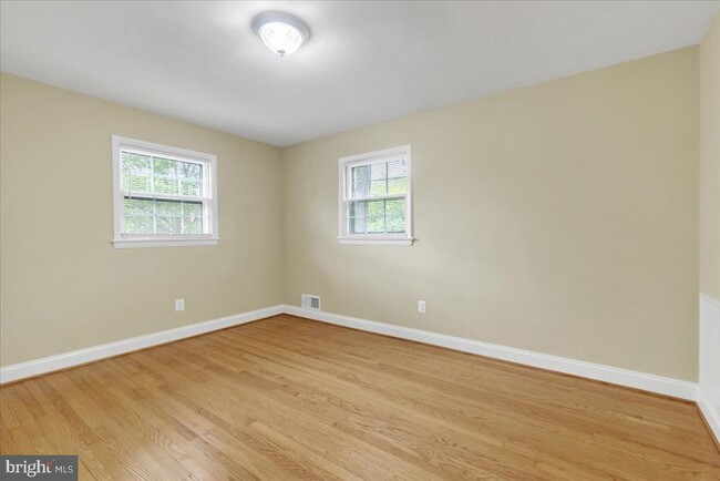 Building Photo - 664 S Greenbrier St