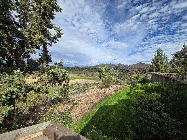 Building Photo - Stunning Views, Executive Home in Equestrian Meadows Redmond