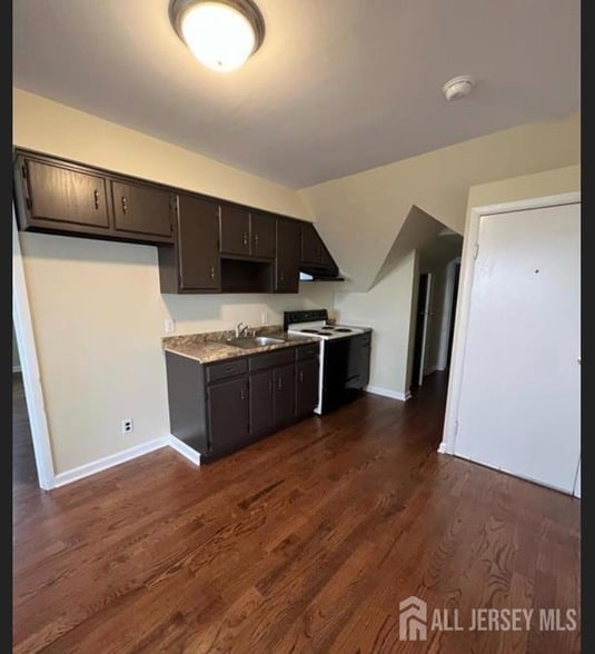 Building Photo - 1061 King Georges Post Rd