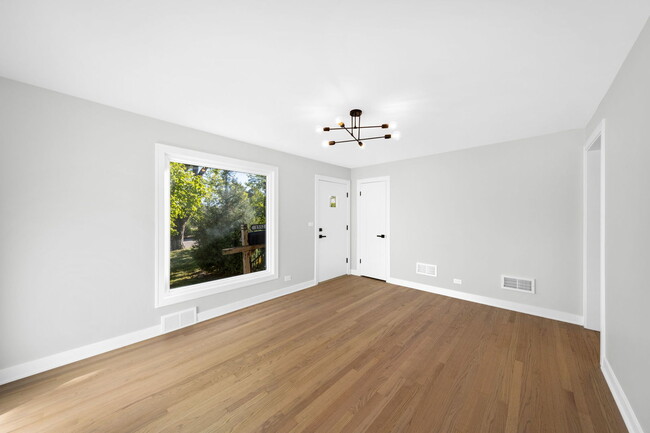 Building Photo - 1552 McCraren Rd