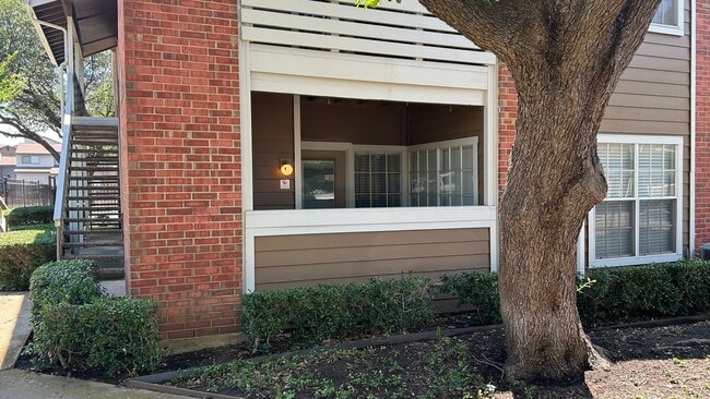 Building Photo - Ready for immediate move in!