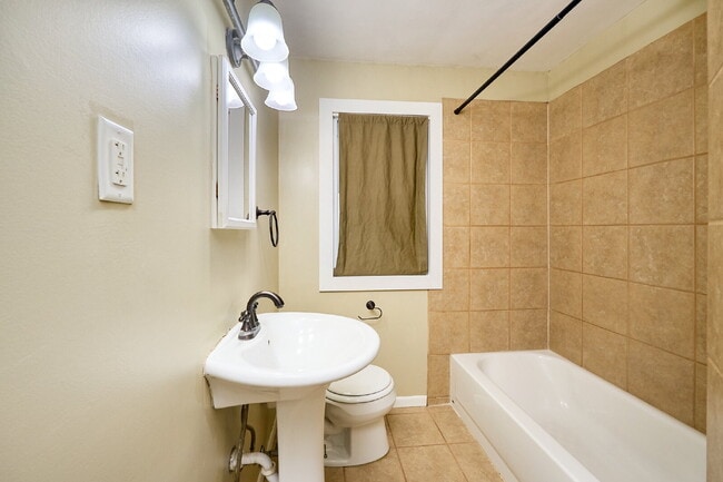 Building Photo - Charming 3-Bedroom Home with Finished Basement in Minneapolis!