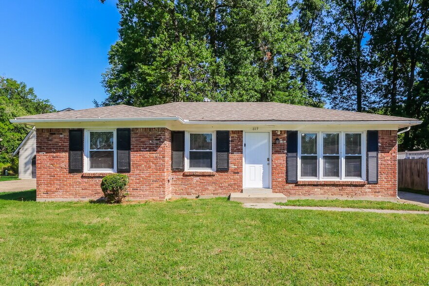 Primary Photo - 819 Flicker Rd