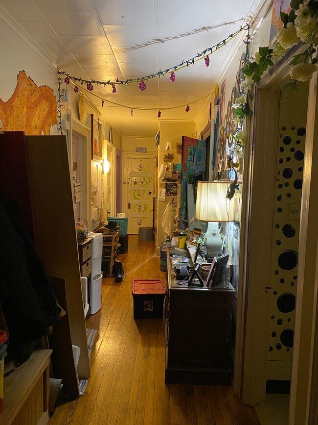 Building Photo - Available 6/1/26 Spacious 2nd/3rd Floor Du...
