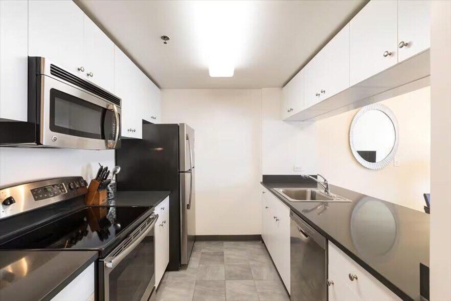 Building Photo - 330 River St