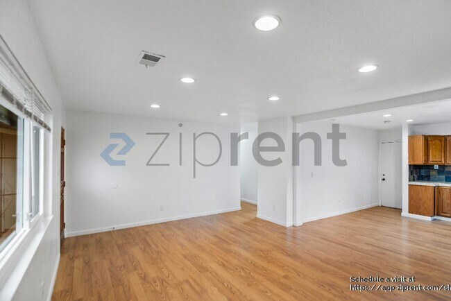 Building Photo - 909 N Estates Dr