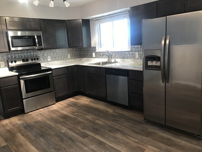 Building Photo - Pet Friendly, Renovated Home in Fox School...