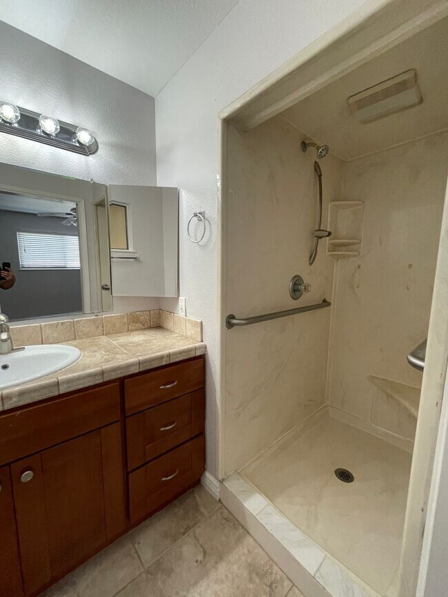 Building Photo - Spacious home in Tulare coming soon!
