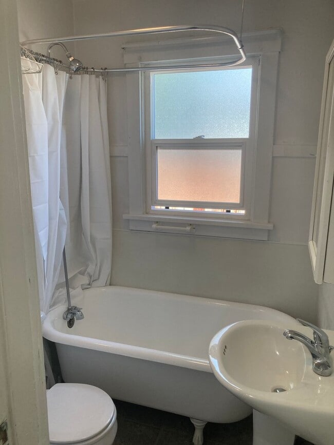 Building Photo - 901 Kittitas St