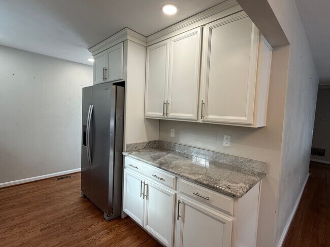 Building Photo - Beautiful Ranch located in Roanoke County