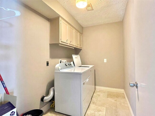 Building Photo - 3023 Sam Houston Dr