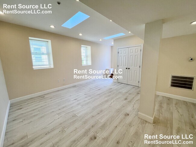 Building Photo - 612 Main St