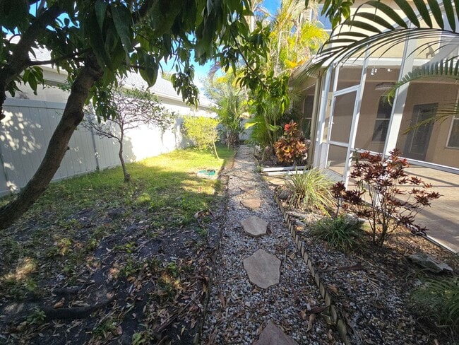 Building Photo - Newly Renovated 4/3 w/pool