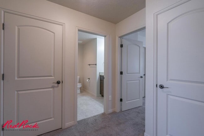 Building Photo - Charming 3 bedroom Townhome. 2 Community Pools!