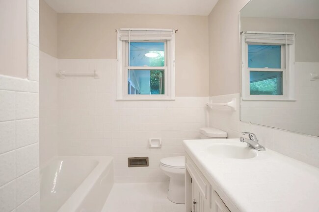 Building Photo - Brentwood Oasis: Newly Renovated 3 Bed, 2 ...