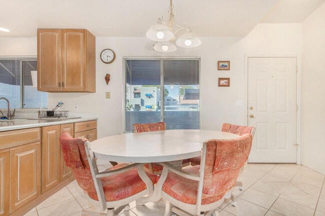 Building Photo - 220 N 22nd Pl