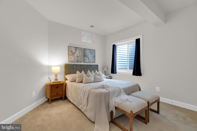 Building Photo - 42706 Chisholm Dr