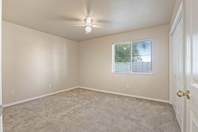Building Photo - Darling 2 Bed 1 Bath Condo in Rexburg - with Optix internet included!