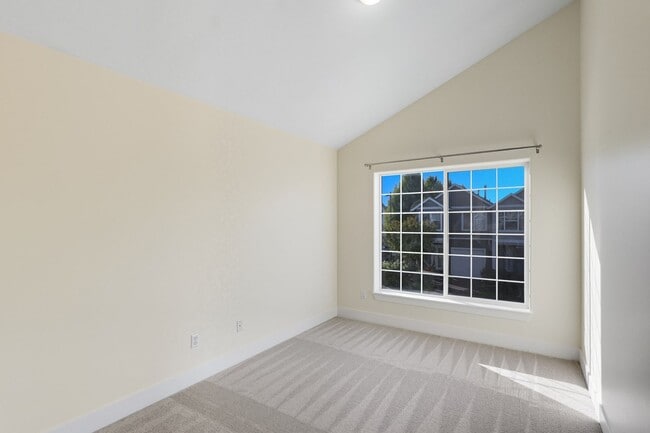 Building Photo - Freshly Updated- 3 Bedroom, 2.5 Bath Townh...