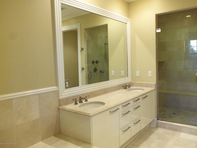 Building Photo - 1031 Oval Rd