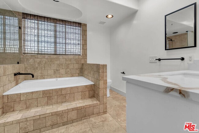 Building Photo - 131 Croft Ave