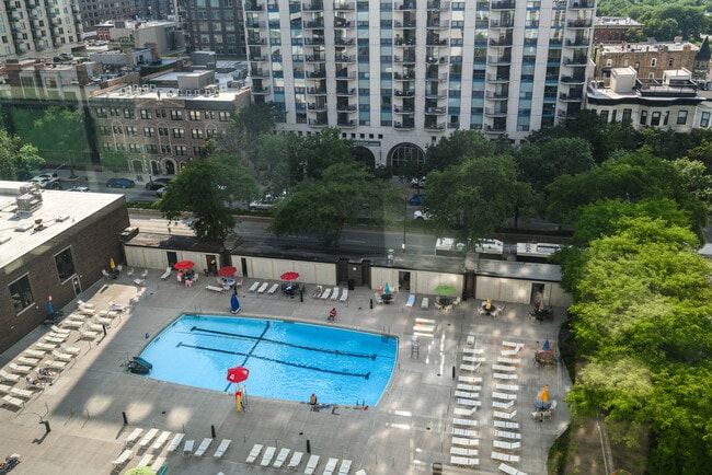 Building Photo - 1255 N Sandburg Terrace