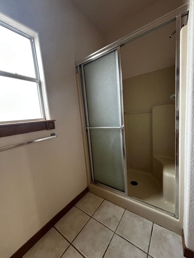 Building Photo - ***COMING SOON*** ^^^Accepting Applications 2/16/26^^^ Spacious 3 Bedroom 2 Bathroom house.