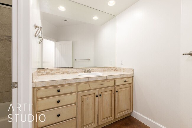 Building Photo - 4 Bedroom. 2/5 Bathroom Home in Meadow Val...