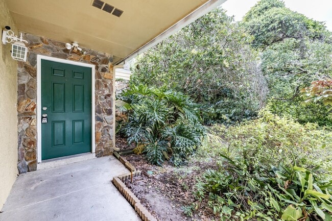 Building Photo - NEW PRICE! 3/2 Palm Harbor Townhouse
