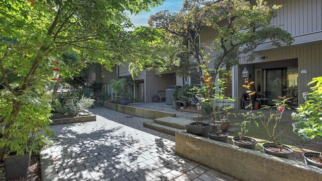 Building Photo - Spacious split level condo