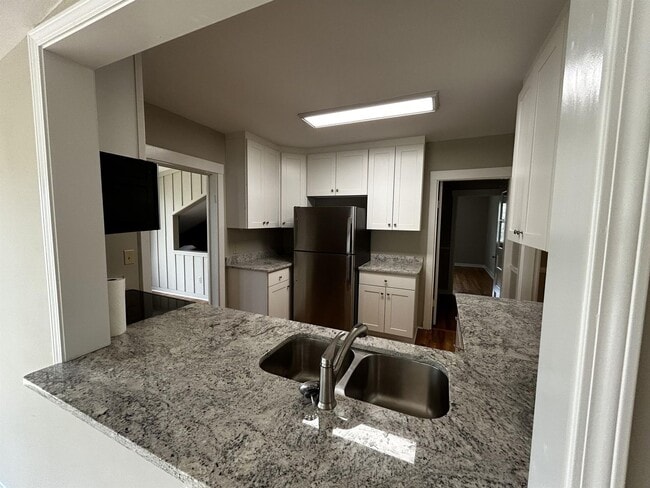 Building Photo - 101 E Lewis Rd