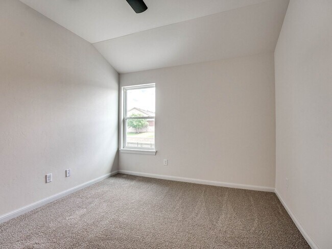 Building Photo - Luxury, Zero Maintenance Living in Edmond!