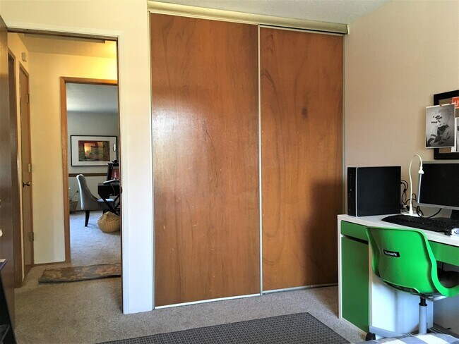 Building Photo - Charming Split Level in NE Bend - HUGE Yard!