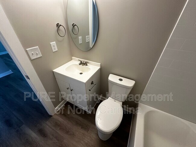 Building Photo - 204 Bookington Dr
