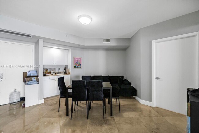 Building Photo - 4775 Collins Ave