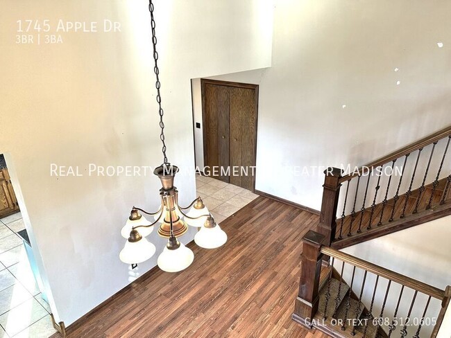 Building Photo - Beautiful split level house rental with 2 ...